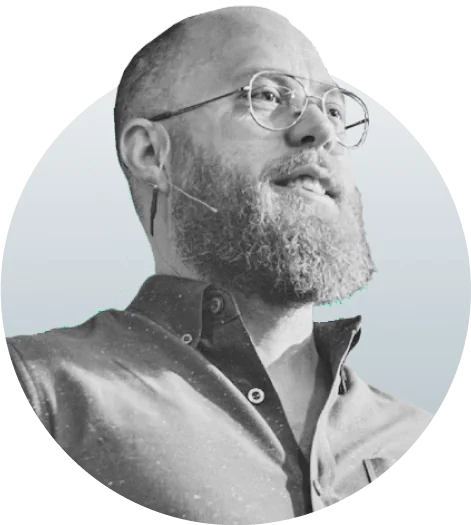 Examples of interactive elements in online courses like quizzes, ebooks, interactive video, and community for creators.